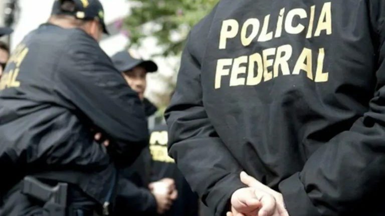 Concurso PF 2026: 508 excedentes em 2027, sem novo edital Agentes da Polícia Federal em uniformes pretos com a inscrição Polícia Federal nas costas