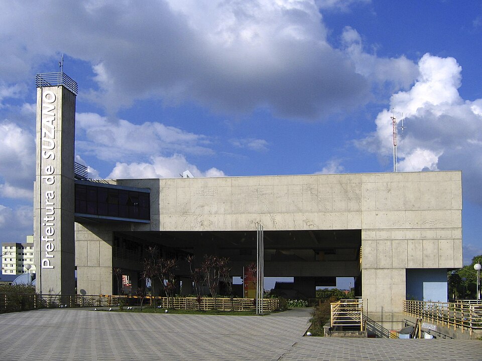 fachada da sede da Prefeitura de Suzano com céu azul e nuvens, prédio institucional em Suzano SP